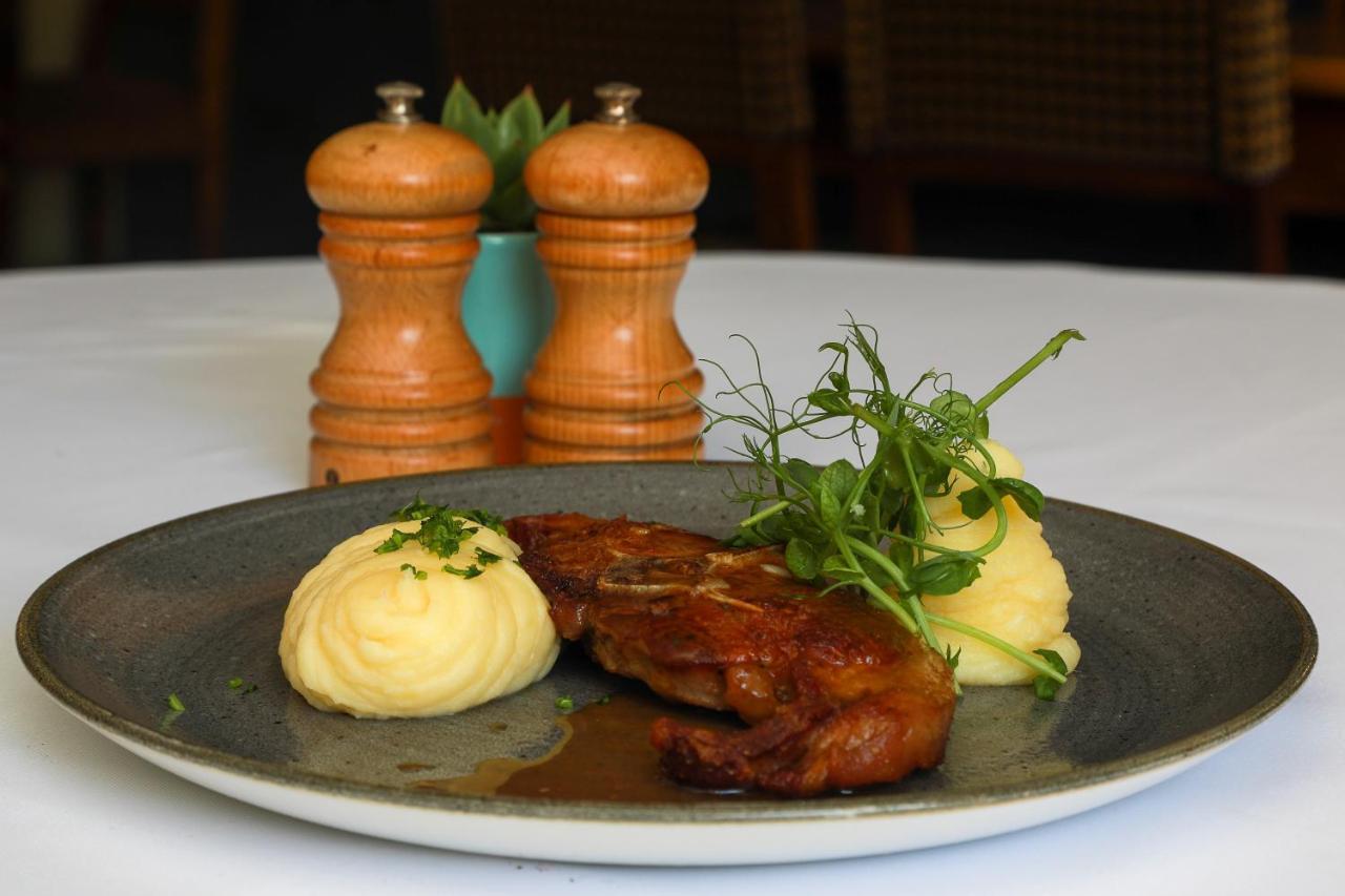 The Blue Bell Inn Кетълуел Екстериор снимка